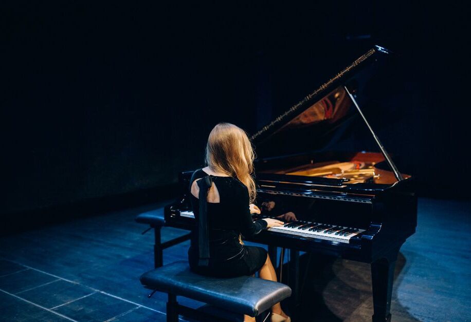 Pianiste aan een vleugel op het podium