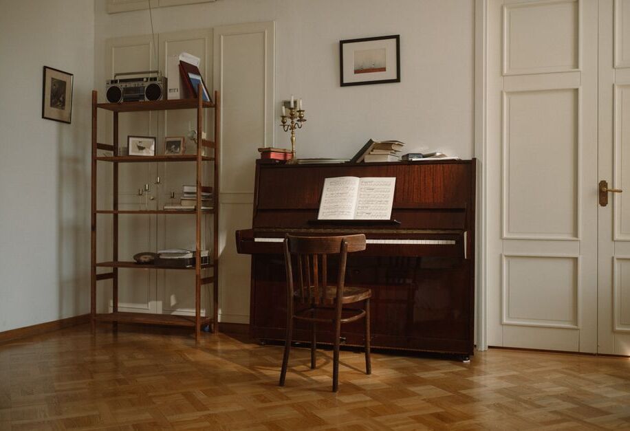Piano in een huiskamer