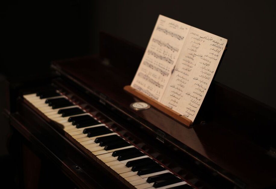 Piano met bladmuziek
