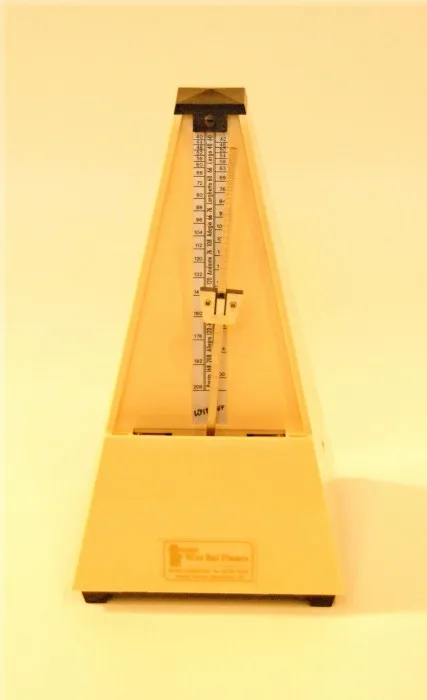 Metronoom Wittner kunststof pyramide ivoorkleur