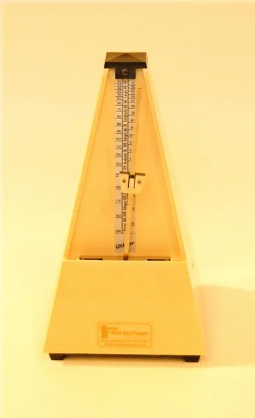 Metronoom Wittner kunststof pyramide ivoorkleur