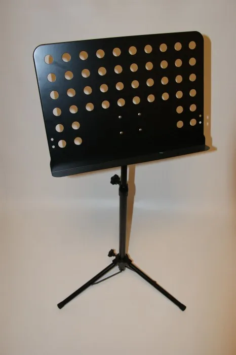 Lessenaar voor bladmuziek met dicht blad met ronde gaten